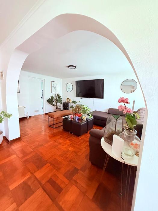 Casa Las Condes, steps from Manquehue Metro