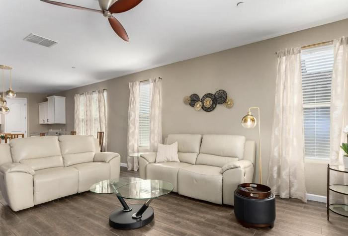 Vibrant Room with City Views in Shared Apartment