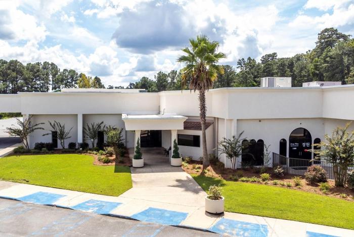 Cottonwood Suites Savannah Hotel & Conference Center
