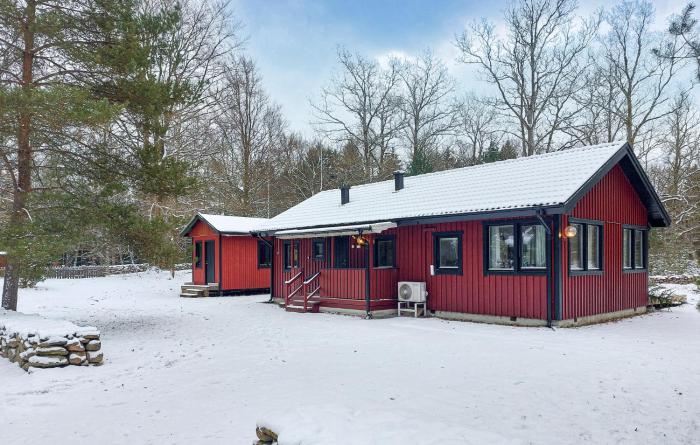 3 Bedroom Pet Friendly Home In Västra Torup