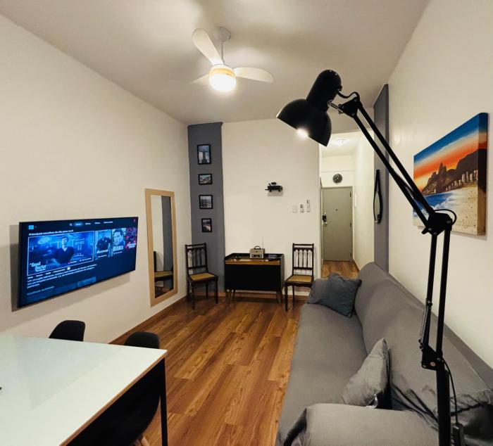 apartamento com ar, streamings, confortável, 200 m da Praia de Copacabana