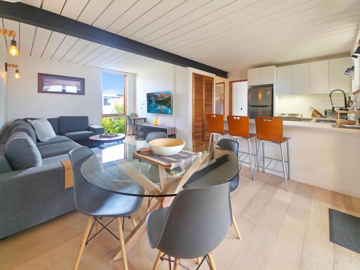 The Hideaway - Lake Views I Ski & Bike Storage I Central Jindabyne I Free WiFi I BBQ I Parking