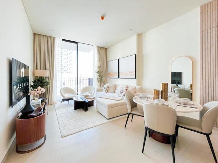 Warm Modern 1BR Haven with Balcony & Free Parking