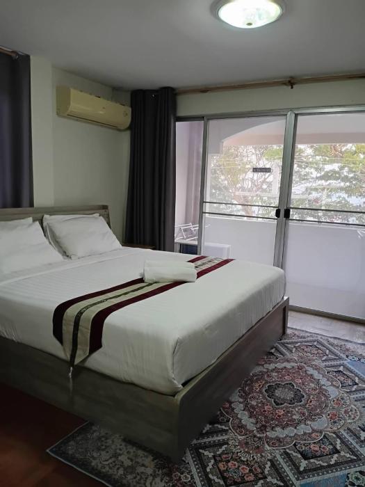 Beachfront Hotel Cha Am