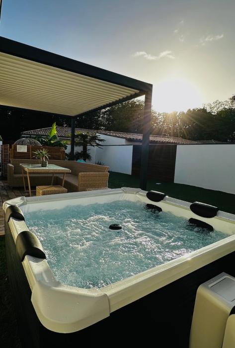 Villa avec piscine, spa & jardin proche Bordeaux