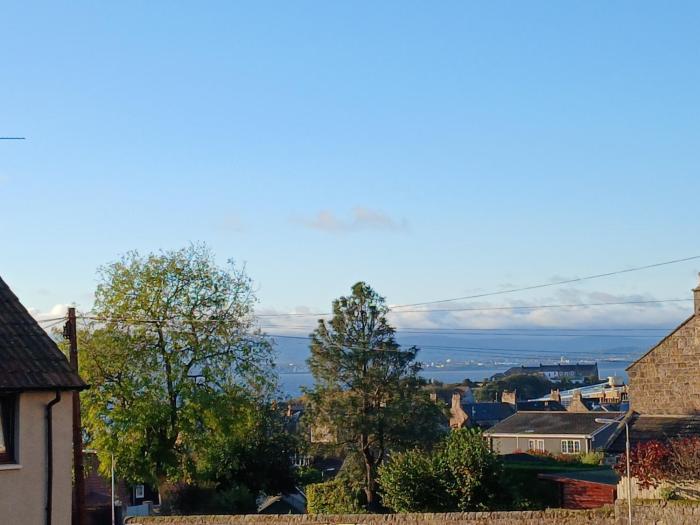 Cosy house with coastal views - close to Edinburgh