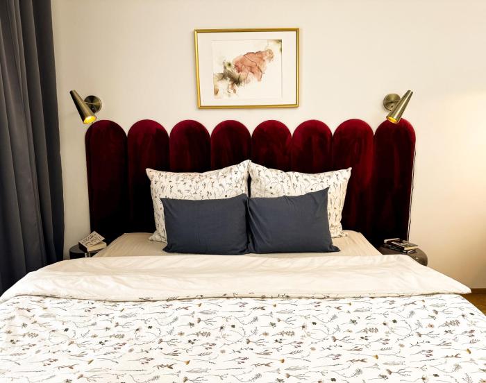 New studio, King bed, Free parking, Terrace