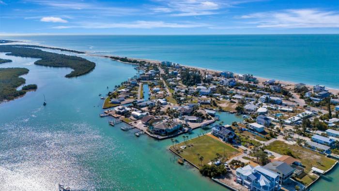 Pet-Friendly Coastal Getaway Near Beach