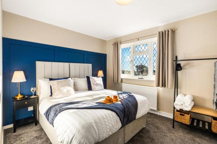 Modern 5-BDR, Family, Free Parking, Super Fast Speed Wi-Fi, Sleeps 10, Contractors, Long Term Stays Allowed