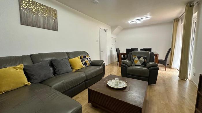 3-Bed Family Home in Furzton, Near Lake & Parking