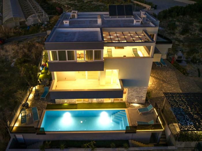 Apartman Palma and Luxury Penthouse for a family with swiming pool,parking,terrace,panoramic view at the sea,Podstrana