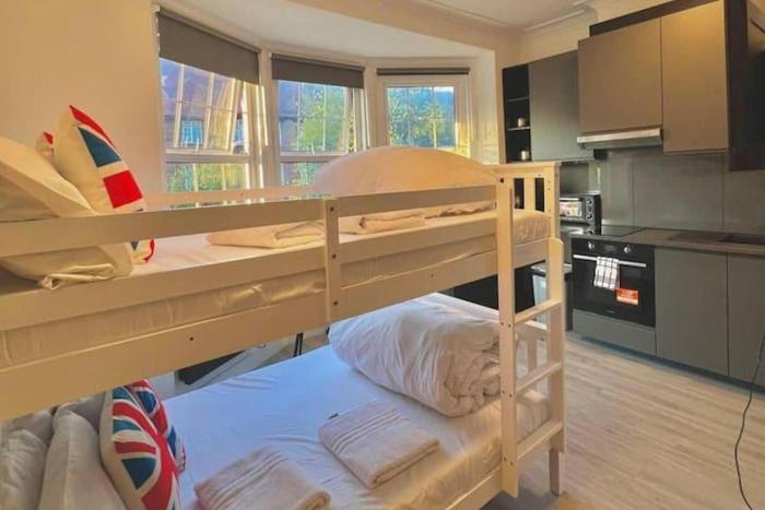 2 minute walk from Golders Green Station 1