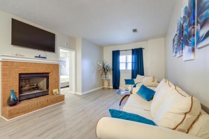 Artistic Escape in Fayetteville! Cozy Couples Apt