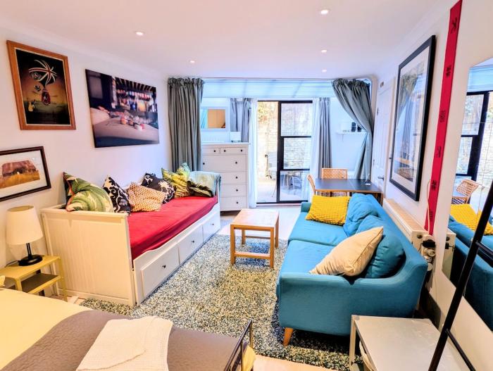 Quiet studio apartment - Hidden Hackney mews, outdoor seating