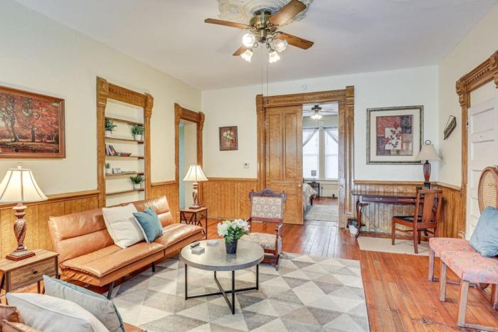 Walk to Medina Square, Historic 1880 Home