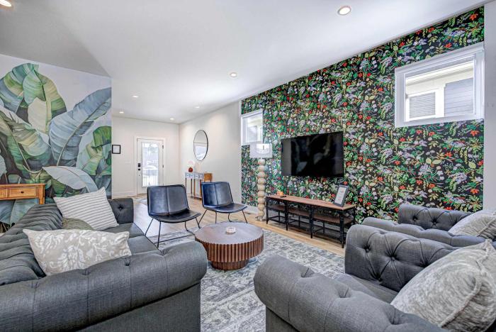 Stylish Getaway with Hot Tub-Near Downtown Indy-Family Friendly