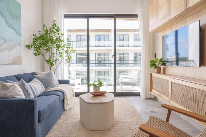 Chic Tropical Escape near Downtown