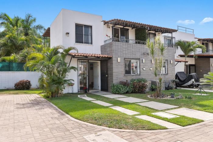 Modern Pool Side, 3 Bdrm House with parking