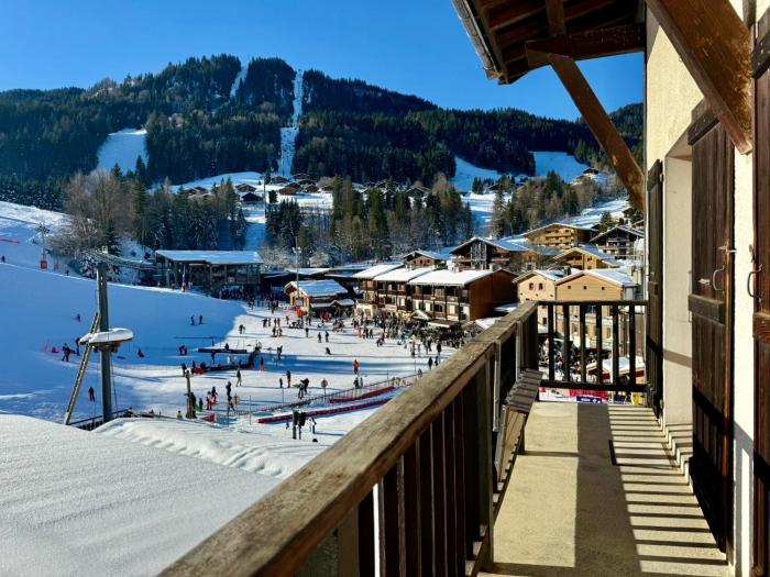 La clusaz Centre village , pied des pistes, 42 m2 , balcon sud vue montagne