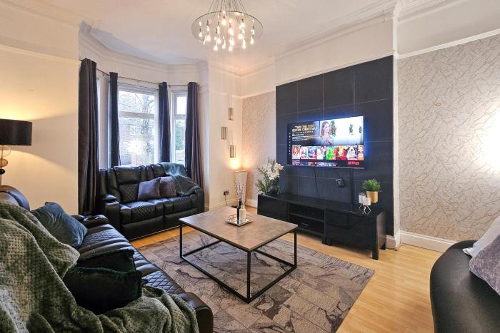 Massive and Stylish 5 Bed House - Sleeps 13 - Free Parking