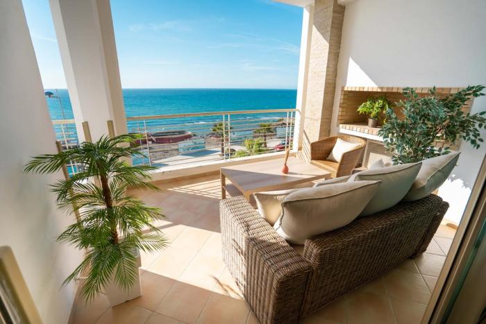 Beachfront apartment & pool