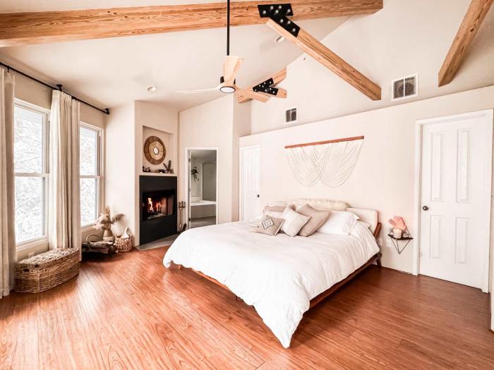 Wildland Aerie at Treehaus with Creekside Hot Tub Pets OK