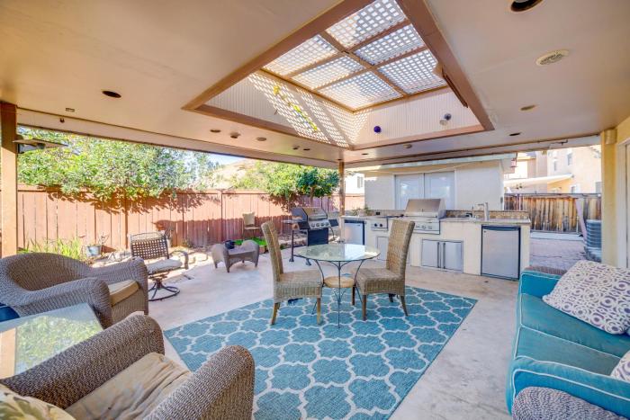 Family Home with Hot Tub! 2 Mi to Dtwn Riverside