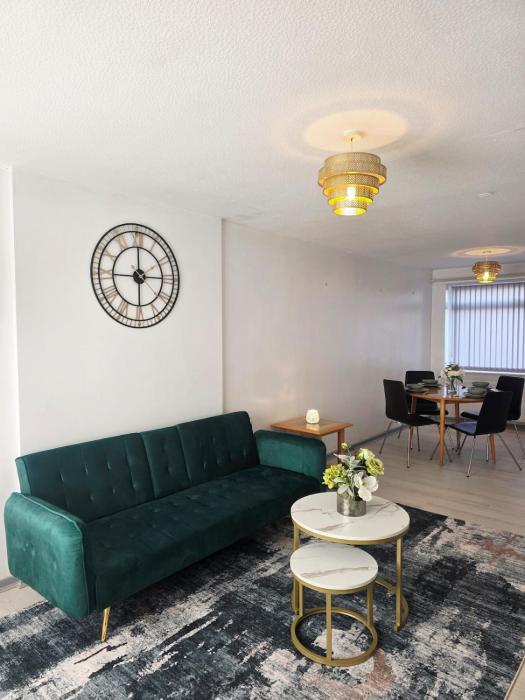 Modern Quiet Cosy Home next to main cities & towns