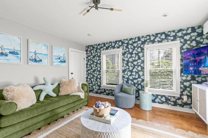 Bright and Modern Condo w Patio, Parking, AC