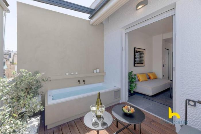 Top-Floor Oasis, King-Bed & Whirlpool, Acropolis!