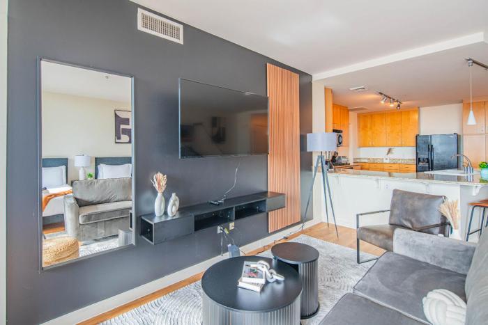 Sleek Downtown PHX High-Rise City Views & Top Am