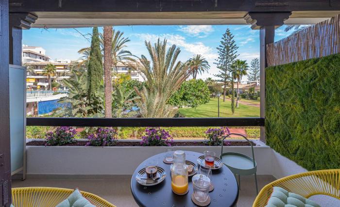 Newly renovated studio in Golden Mile w Pool