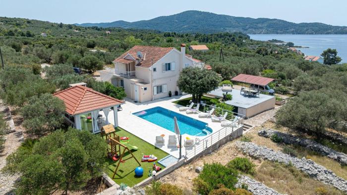 Holiday house with Pool Maja by Villas Guide