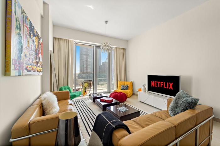 VayK - Elegant Canal-Front 1 BD in a Prime Location