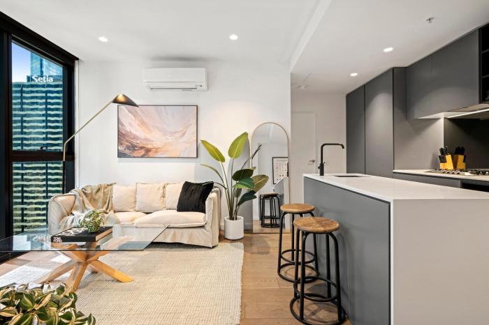 Skyline Melbourne City Retreat with Pool Gym and Sauna