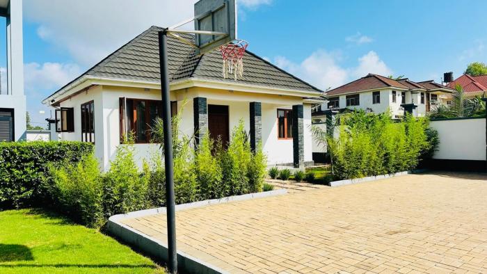 Small White House Njiro