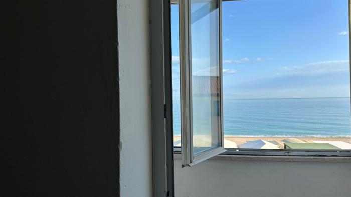 M249 - Marcelli, comoda mansarda fronte mare