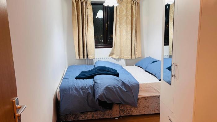 Spacious 2-Bedroom Flat Minutes from QMC Hospital