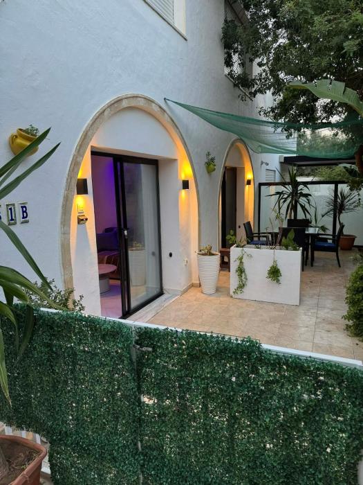 Luxueux Appartement 70m2-Rez de chaussée- pied dans leau-10 m de la Piscine collective- centre ville dHammamet,dans la partie residentielle de lhôtel Dar Hayet-1 suite Parentale-1 chambre avec 1 grand lit double-Grande terrasse