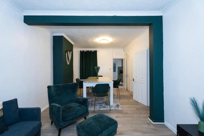 Long Stay 4 beds Emerald home 15 mins to central