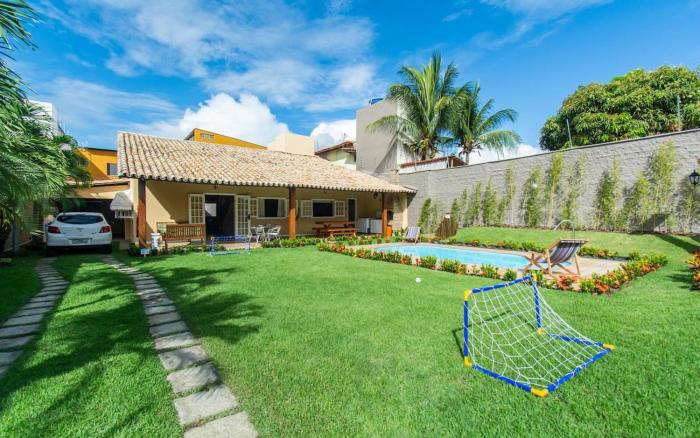 Casa com piscina, churrasqueira e jardim em Lauro de Freitas - até 11 pessoas