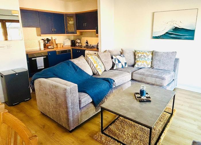 Lakeside Townhouse - Homely & Modern Holiday Home