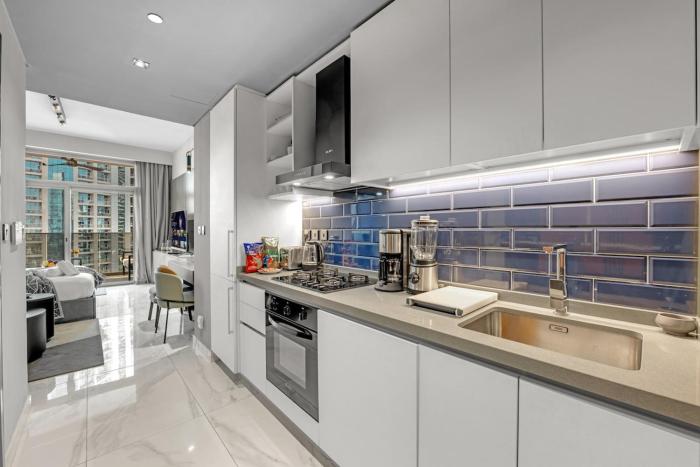 Chic Studio Steps to Dubai Mall with Infinity Pool