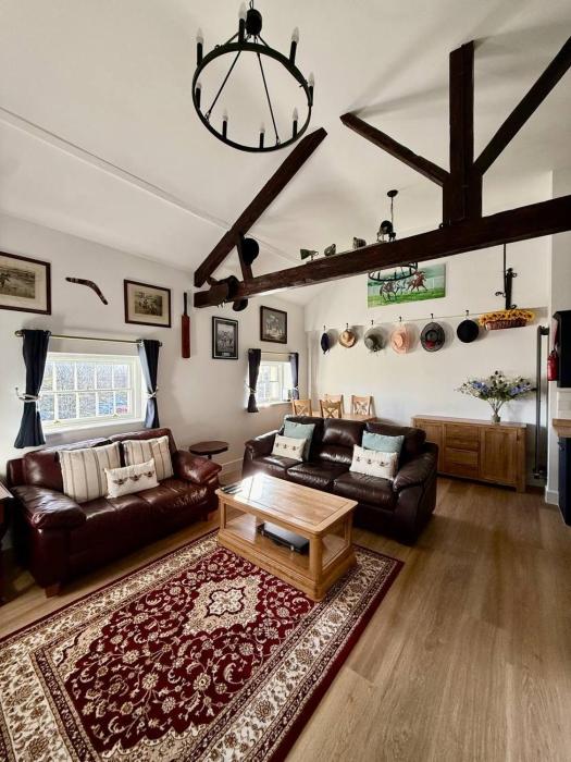 Boutique Penthouse Stay in Gloucester with Free Parking
