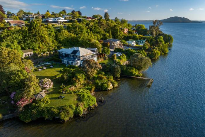 Black Swan Lakeside Boutique Hotel