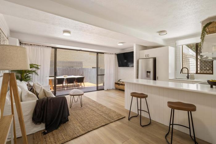 Markwell Surf - Courtyard Stay Steps from Beach