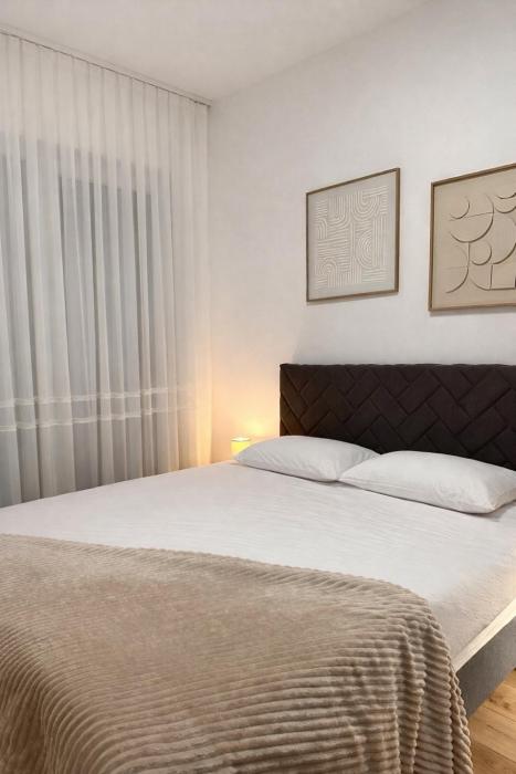 Azure Teuta apartment with balcony