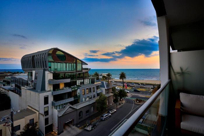 The Halo Port Melbourne Bay and City Views
