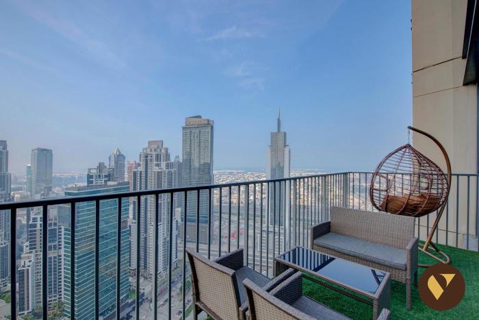 Vogue Vacation Homes, Downtown Boulevard Heights near Dubai Mall and Burj Khalifa, Two Bedroom Apartment with balcony and Access toAmenities