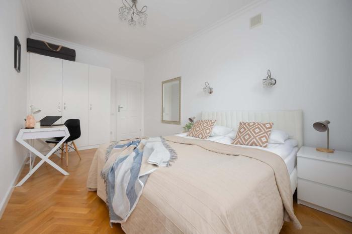 Cozy Apartment Hoża Warsaw Near PKIN with Air Conditioning by Noclegi Renters
